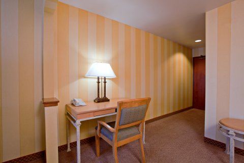 Express & By Ihg Carpinteria